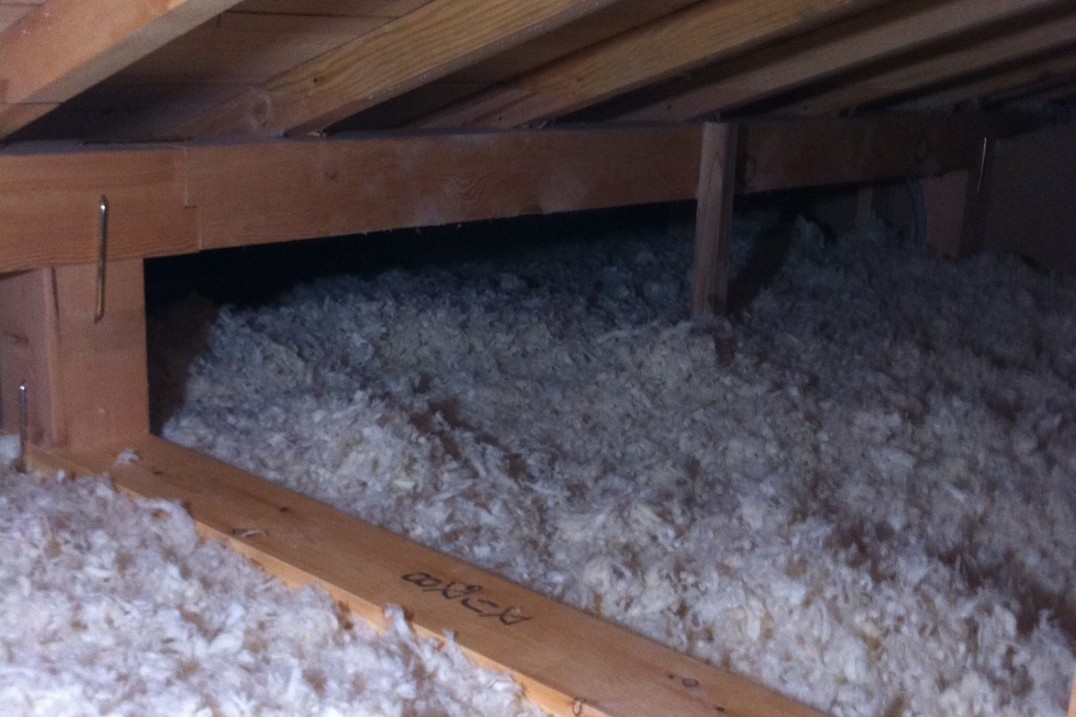 天井断熱材ブローイング工法施工後、隙間なく充填された断熱材の完成状態