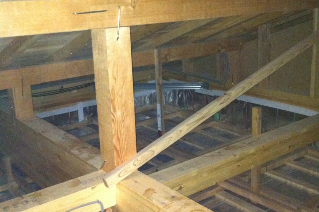 天井断熱材ブローイング工法施工前の状態、天井骨組みと断熱材投入前の様子